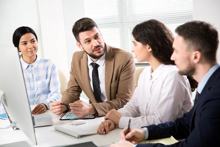 How to start a business while being employed in Dubai, UAE
